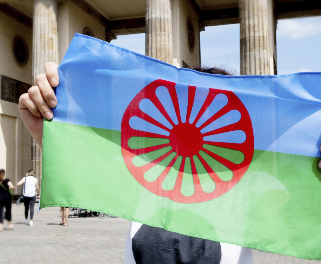 Roma-Flagge vor dem Brandenburger Tor